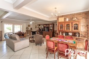 Casa à venda com 274m², 4 dormitórios, 1 suíte, 6 vagas, no bairro Ipanema em Porto Alegre