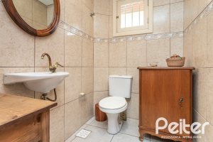 Casa à venda com 274m², 4 dormitórios, 1 suíte, 6 vagas, no bairro Ipanema em Porto Alegre