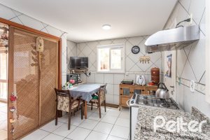 Casa à venda com 274m², 4 dormitórios, 1 suíte, 6 vagas, no bairro Ipanema em Porto Alegre