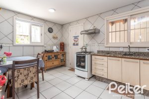 Casa à venda com 274m², 4 dormitórios, 1 suíte, 6 vagas, no bairro Ipanema em Porto Alegre