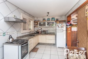 Casa à venda com 274m², 4 dormitórios, 1 suíte, 6 vagas, no bairro Ipanema em Porto Alegre