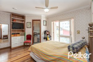 Casa à venda com 274m², 4 dormitórios, 1 suíte, 6 vagas, no bairro Ipanema em Porto Alegre