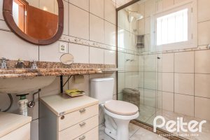 Casa à venda com 274m², 4 dormitórios, 1 suíte, 6 vagas, no bairro Ipanema em Porto Alegre