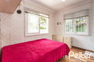 Casa à venda com 274m², 4 dormitórios, 1 suíte, 6 vagas, no bairro Ipanema em Porto Alegre