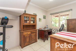 Casa à venda com 274m², 4 dormitórios, 1 suíte, 6 vagas, no bairro Ipanema em Porto Alegre