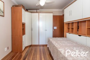 Casa à venda com 274m², 4 dormitórios, 1 suíte, 6 vagas, no bairro Ipanema em Porto Alegre