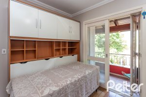 Casa à venda com 274m², 4 dormitórios, 1 suíte, 6 vagas, no bairro Ipanema em Porto Alegre