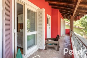 Casa à venda com 274m², 4 dormitórios, 1 suíte, 6 vagas, no bairro Ipanema em Porto Alegre