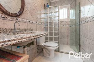 Casa à venda com 274m², 4 dormitórios, 1 suíte, 6 vagas, no bairro Ipanema em Porto Alegre