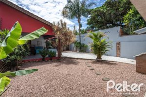 Casa à venda com 274m², 4 dormitórios, 1 suíte, 6 vagas, no bairro Ipanema em Porto Alegre