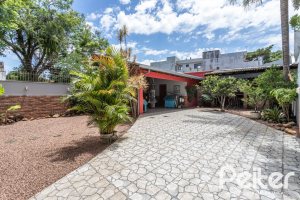 Casa à venda com 274m², 4 dormitórios, 1 suíte, 6 vagas, no bairro Ipanema em Porto Alegre