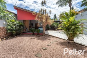 Casa à venda com 274m², 4 dormitórios, 1 suíte, 6 vagas, no bairro Ipanema em Porto Alegre