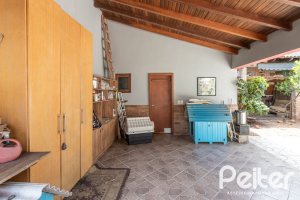 Casa à venda com 274m², 4 dormitórios, 1 suíte, 6 vagas, no bairro Ipanema em Porto Alegre