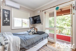 Casa à venda com 274m², 4 dormitórios, 1 suíte, 6 vagas, no bairro Ipanema em Porto Alegre