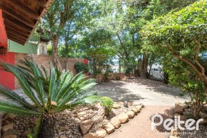 Casa à venda com 274m², 4 dormitórios, 1 suíte, 6 vagas, no bairro Ipanema em Porto Alegre