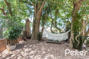 Casa à venda com 274m², 4 dormitórios, 1 suíte, 6 vagas, no bairro Ipanema em Porto Alegre