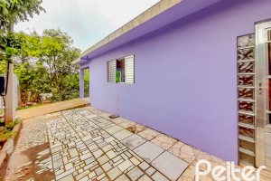 Casa à venda com 70m², 2 dormitórios, 2 vagas, no bairro Campo Novo em Porto Alegre