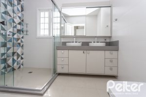 Casa à venda com 260m², 4 dormitórios, 1 suíte, 3 vagas, no bairro Ipanema em Porto Alegre