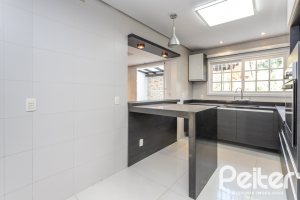 Casa à venda com 260m², 4 dormitórios, 1 suíte, 3 vagas, no bairro Ipanema em Porto Alegre