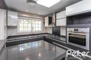 Casa à venda com 260m², 4 dormitórios, 1 suíte, 3 vagas, no bairro Ipanema em Porto Alegre
