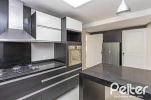 Casa à venda com 260m², 4 dormitórios, 1 suíte, 3 vagas, no bairro Ipanema em Porto Alegre
