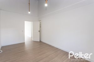 Casa à venda com 260m², 4 dormitórios, 1 suíte, 3 vagas, no bairro Ipanema em Porto Alegre