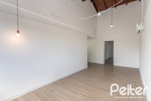 Casa à venda com 260m², 4 dormitórios, 1 suíte, 3 vagas, no bairro Ipanema em Porto Alegre