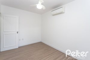 Casa à venda com 260m², 4 dormitórios, 1 suíte, 3 vagas, no bairro Ipanema em Porto Alegre