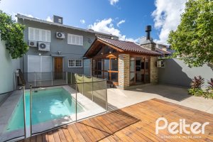 Casa à venda com 260m², 4 dormitórios, 1 suíte, 3 vagas, no bairro Ipanema em Porto Alegre