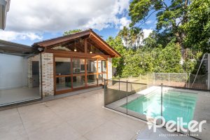 Casa à venda com 260m², 4 dormitórios, 1 suíte, 3 vagas, no bairro Ipanema em Porto Alegre