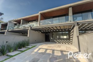 Casa à venda com 321m², 3 dormitórios, 3 suítes, 2 vagas, no bairro Vila Assunção em Porto Alegre