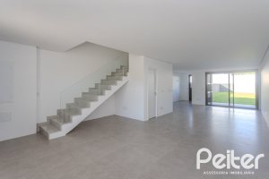 Casa à venda com 321m², 3 dormitórios, 3 suítes, 2 vagas, no bairro Vila Assunção em Porto Alegre