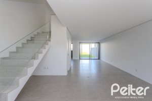 Casa à venda com 321m², 3 dormitórios, 3 suítes, 2 vagas, no bairro Vila Assunção em Porto Alegre