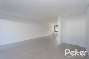 Casa à venda com 321m², 3 dormitórios, 3 suítes, 2 vagas, no bairro Vila Assunção em Porto Alegre