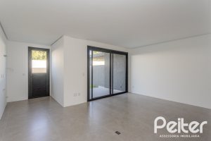 Casa à venda com 321m², 3 dormitórios, 3 suítes, 2 vagas, no bairro Vila Assunção em Porto Alegre
