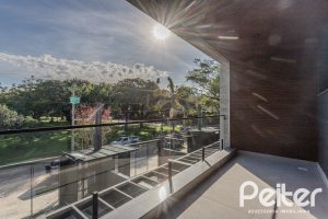 Casa à venda com 321m², 3 dormitórios, 3 suítes, 2 vagas, no bairro Vila Assunção em Porto Alegre