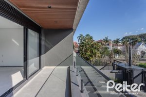 Casa à venda com 321m², 3 dormitórios, 3 suítes, 2 vagas, no bairro Vila Assunção em Porto Alegre
