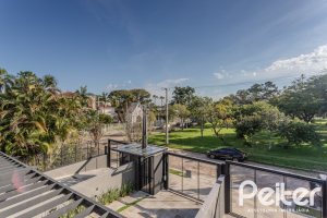 Casa à venda com 321m², 3 dormitórios, 3 suítes, 2 vagas, no bairro Vila Assunção em Porto Alegre