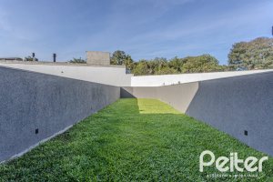 Casa à venda com 321m², 3 dormitórios, 3 suítes, 2 vagas, no bairro Vila Assunção em Porto Alegre