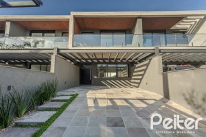 Casa à venda com 321m², 3 dormitórios, 3 suítes, 2 vagas, no bairro Vila Assunção em Porto Alegre