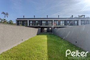 Casa à venda com 321m², 3 dormitórios, 3 suítes, 2 vagas, no bairro Vila Assunção em Porto Alegre