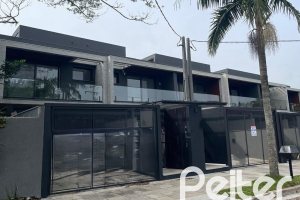 Casa à venda com 321m², 3 dormitórios, 3 suítes, 2 vagas, no bairro Vila Assunção em Porto Alegre