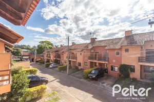 Casa em Condomínio à venda com 147m², 3 dormitórios, 1 suíte, 2 vagas, no bairro Cavalhada em Porto Alegre