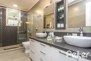 Casa à venda com 395m², 4 dormitórios, 1 suíte, 4 vagas, no bairro Vila Conceição em Porto Alegre