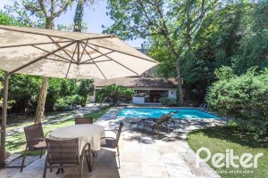 Casa à venda com 395m², 4 dormitórios, 1 suíte, 4 vagas, no bairro Vila Conceição em Porto Alegre