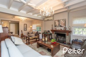 Casa à venda com 395m², 4 dormitórios, 1 suíte, 4 vagas, no bairro Vila Conceição em Porto Alegre