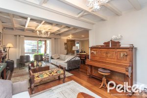 Casa à venda com 395m², 4 dormitórios, 1 suíte, 4 vagas, no bairro Vila Conceição em Porto Alegre