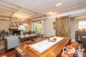 Casa à venda com 395m², 4 dormitórios, 1 suíte, 4 vagas, no bairro Vila Conceição em Porto Alegre