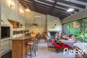 Casa à venda com 395m², 4 dormitórios, 1 suíte, 4 vagas, no bairro Vila Conceição em Porto Alegre