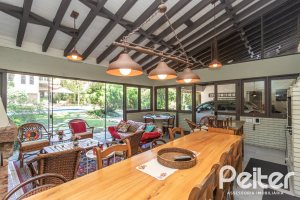 Casa à venda com 395m², 4 dormitórios, 1 suíte, 4 vagas, no bairro Vila Conceição em Porto Alegre